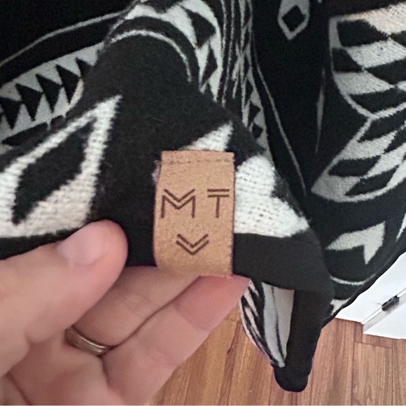 Star Indigenous Geometric Black and White Shawl - Picture 7 of 9